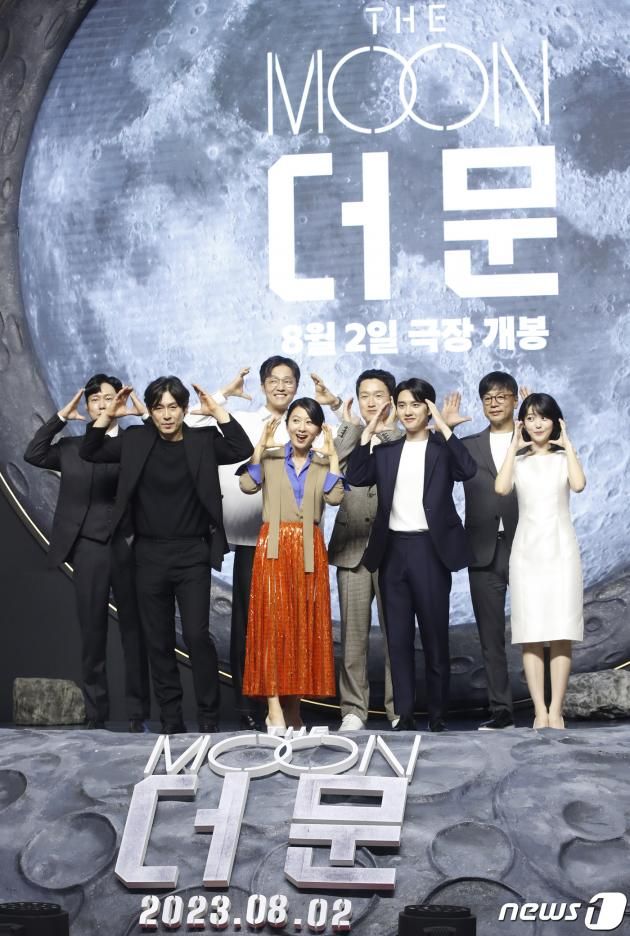 배우 박병은(왼쪽부터)과 설경구, 조한철, 김희애, 최병모, 도경수, 김용화 감독, 홍승희가 25일 서울 영등포구 타임스퀘어에서 열린 영화 '더 문' 쇼케이스에서 포즈를 취하고 있다. ⓒ News1 권현진 기자