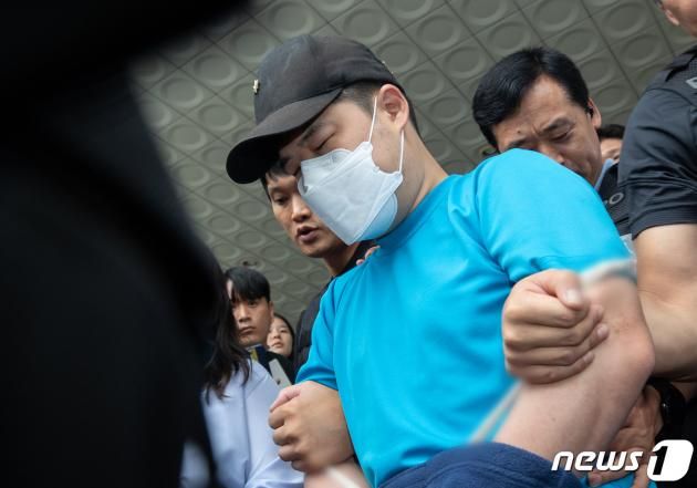 서울 관악구 신림동에서 일면식도 없는 행인에게 흉기를 휘둘러 1명을 숨지게 하고 3명에게 중상을 입힌 피의자의 신상정보가 26일 공개됐다. 2023.7.26/뉴스1 ⓒ News1 이재명 기자