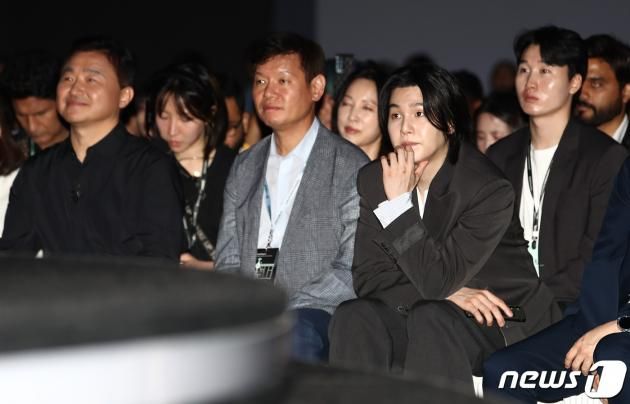 방탄소년단(BTS) 슈가가 26일 서울 강남구 코엑스에서 열린 '갤럭시 언팩 2023' 행사에 참석해 있다. 맨 왼쪽은 노태문 삼성전자 모바일경험(MX) 사업부장. 2023.7.26/뉴스1 ⓒ News1 김민지 기자