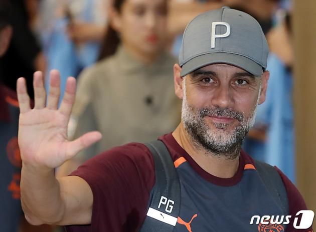 프리시즌 투어에 나선 맨체스터 시티(맨시티) 펩 과르디올라 감독이 27일 오후 인천국제공항을 통해 입국해 팬들을 향해 손 인사를 하고 있다. 펩 과르디올라 감독을 비롯해 데 브라위너, 잭 그릴리시, 엘링 홀란드 등 맨시티 선수들은 2023 쿠팡플레이 시리즈를 통해 오는 30일 아틀레티코 마드리드(AT마드리드)와 서울월드컵경기장에서 맞붙는다. 2023.7.27/뉴스1 ⓒ News1 박정호 기자