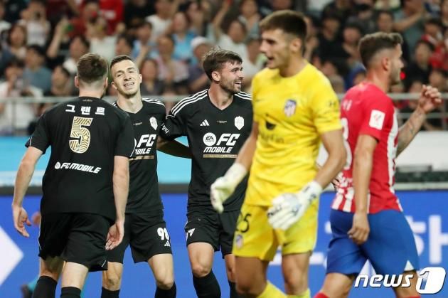 27일 오후 서울 마포구 서울월드컵경기장에서 열린 2023 쿠팡플레이 시리즈 1차전 팀 K리그와 아틀레티코 마드리드(AT 마드리드)의 경기에서 팀 K리그 안톤이 동점골을 성공시킨 뒤 기쁨을 나누고 있다. 2023.7.27/뉴스1 ⓒ News1 민경석 기자