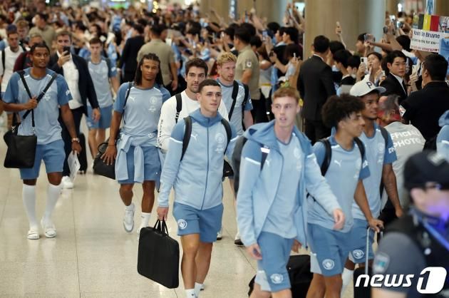 프리시즌 투어에 나선 맨체스터 시티(맨시티) 오르테가 골키퍼와 데 브라위너, 필 포든 등 선수들이 27일 오후 인천국제공항을 통해 입국하고 있다. 펩 과르디올라 감독을 비롯해 데 브라위너, 잭 그릴리시, 엘링 홀란드 등 맨시티 선수들은 2023 쿠팡플레이 시리즈를 통해 오는 30일 아틀레티코 마드리드(AT마드리드)와 서울월드컵경기장에서 맞붙는다. 2023.7.27/뉴스1 ⓒ News1 박정호 기자