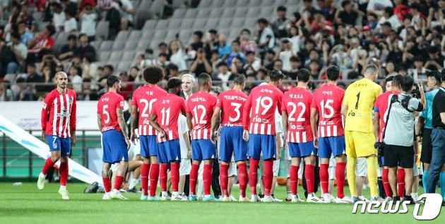 27일 서울 마포구 서울월드컵경기장에서 열린 쿠팡플레이 시리즈 1차전 팀 K리그와 아틀레티코 마드리드의 경기에서 아틀레티코 선수들 이름이 한글로 적혀 있다. 2023.7.27/뉴스1 ⓒ News1 허경 기자