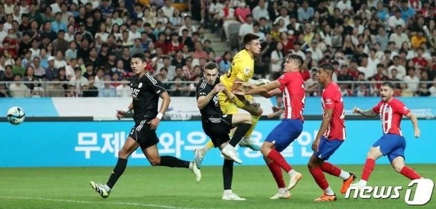 27일 오후 서울 마포구 서울월드컵경기장에서 열린 2023 쿠팡플레이 시리즈 1차전 팀 K리그와 아틀레티코 마드리드(AT 마드리드)의 경기에서 팀 K리그 안톤이 헤딩슛을 성공시키고 있다. 2023.7.27/뉴스1 ⓒ News1 민경석 기자