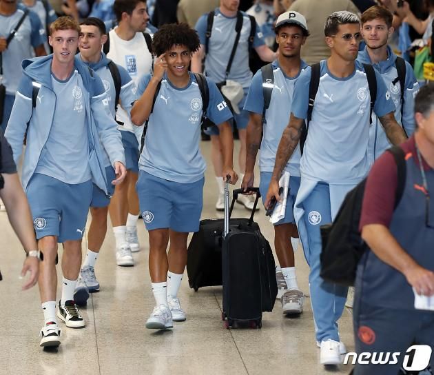 프리시즌 투어에 나선 맨체스터 시티(맨시티) 필 포든, 리코 루이스, 오스카르 보브 등이 27일 오후 인천국제공항을 통해 입국하고 있다. 펩 과르디올라 감독을 비롯해 데 브라위너, 잭 그릴리시, 엘링 홀란드 등 맨시티 선수들은 2023 쿠팡플레이 시리즈를 통해 오는 30일 아틀레티코 마드리드(AT마드리드)와 서울월드컵경기장에서 맞붙는다. 2023.7.27/뉴스1 ⓒ News1 박정호 기자