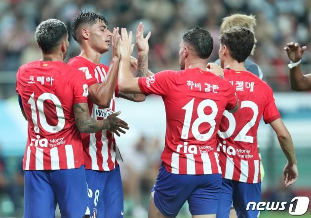 27일 서울 마포구 서울월드컵경기장에서 열린 쿠팡플레이 시리즈 1차전 팀 K리그와 아틀레티코 마드리드의 경기에서 아틀레티코 카를로스 마르틴가 역전골을 성공시킨 뒤 동료들과 기뻐하고 있다. 2023.7.27/뉴스1 ⓒ News1 허경 기자