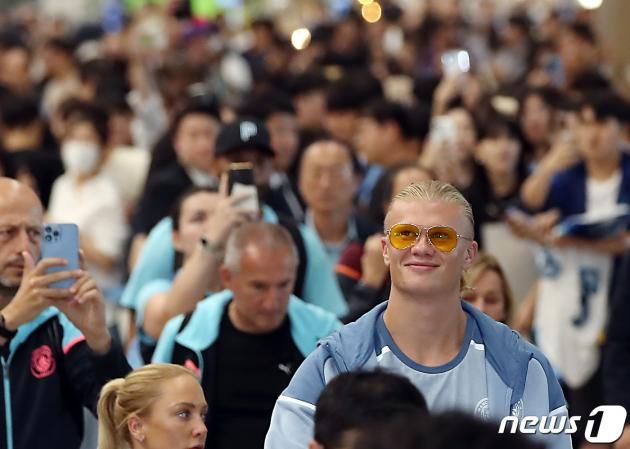 프리시즌 투어에 나선 맨체스터 시티(맨시티) 엘링 홀란드가 27일 오후 인천국제공항을 통해 입국하고 있다. 펩 과르디올라 감독을 비롯해 데 브라위너, 잭 그릴리시, 엘링 홀란드 등 맨시티 선수들은 2023 쿠팡플레이 시리즈를 통해 오는 30일 아틀레티코 마드리드(AT마드리드)와 서울월드컵경기장에서 맞붙는다. 2023.7.27/뉴스1 ⓒ News1 박정호 기자