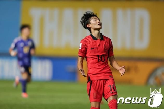 2일(현지시간) 태국 빠툼타니 스타디움에서 열린 아시아축구연맹(AFC) U-17 아시안컵 결승전 대한민국과 일본의 경기에서 전반전 대한민국 진태호 선수의 슛이 골대를 벗어나자 아쉬워하고 있다. (대한축구협회 제공)2023.7.2/뉴스1 ⓒ News1 박세연 기자