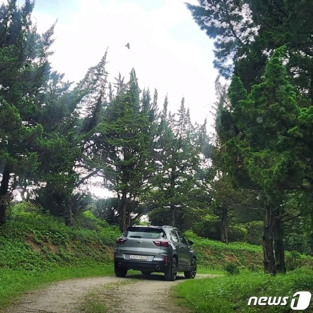 지난 25일 경기도 여주 오프로드 코스에서 쉐보레 더 뉴 트레일블레이저를 시승하는 모습./뉴스1 윤다혜 기자