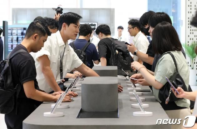 27일 서울 마포구 삼성스토어 홍대에서 시민들이 삼성전자의 새로운 폴더블폰인 갤럭시 Z플립5와 Z폴드5를 체험하고 있다. 2023.7.27/뉴스1 ⓒ News1 김진환 기자