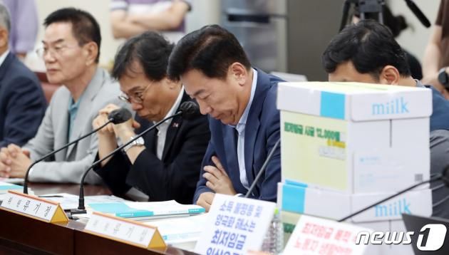 4일 오후 세종시 정부세종청사 최저임금위원회에서 열린 최저임금위원회 제10차 전원회의에서 류기정 사용자위원(오른쪽 두번째)이 정부의 최저임금 1만 원 이하 발언 언론보도 등 논란 속에 고민스런 표정으로 회의에 임하고 있다. 2023.7.4/뉴스1 ⓒ News1 김기남 기자