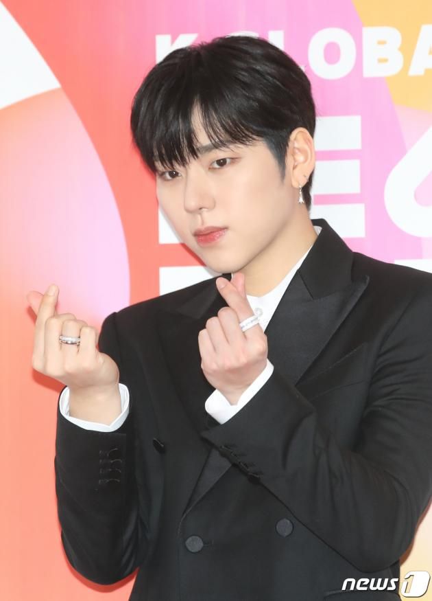 가수 지코가 10일 서울 송파구 올림픽 공원 KSPO돔에서 진행된 ‘2023 K 글로벌 하트 드림 어워즈’ 레드카펫 행사에서 '고양이 하트'에 실패한 뒤 손 하트를 그리고 있다. ⓒ News1 권현진 기자