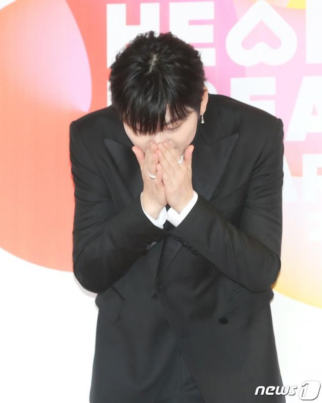 가수 지코가 10일 서울 송파구 올림픽 공원 KSPO돔에서 진행된 ‘2023 K 글로벌 하트 드림 어워즈’ 레드카펫 행사에서 '고양이 하트'에 실패한 뒤 수줍게 웃고 있다.ⓒ News1 권현진 기자