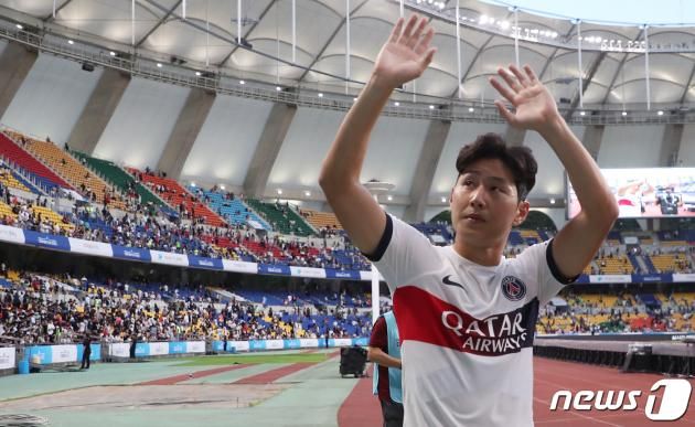 3일 오후 부산시 연제구 부산아시아드주경기장에서 열린 쿠팡플레이 시리즈 3차전 전북 현대와 파리 생제르맹 FC의 경기를 마친 PSG 이강인이 팬들을 향해 손을 들어 인사하고 있다. 2023.8.3/뉴스1 ⓒ News1 윤일지 기자