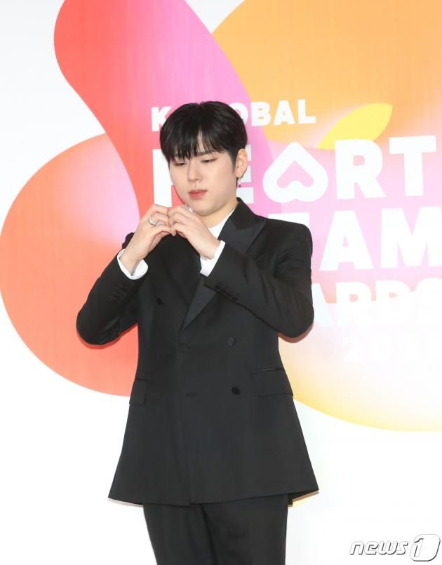 가수 지코가 10일 서울 송파구 올림픽 공원 KSPO돔에서 진행된 ‘2023 K 글로벌 하트 드림 어워즈’ 레드카펫 행사에서 '고양이 하트'를 만들고 있다. ⓒ News1 권현진 기자