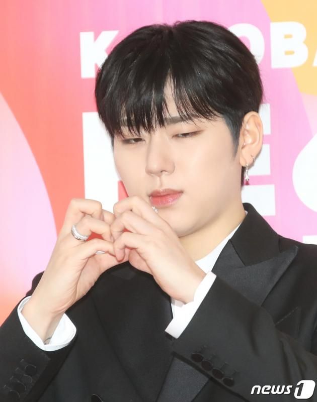 가수 지코가 요즘 유행하는 '고양이 하트'를 만들려다 실패했다. ⓒ News1 권현진 기자