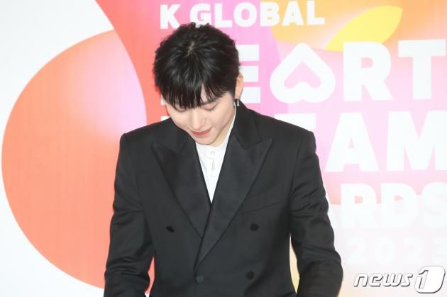 가수 지코가 10일 서울 송파구 올림픽 공원 KSPO돔에서 진행된 ‘2023 K 글로벌 하트 드림 어워즈’ 레드카펫 행사에서 '고양이 하트'를 만들려다 실패한 뒤 웃음을 참고 있다. ⓒ News1 권현진 기자