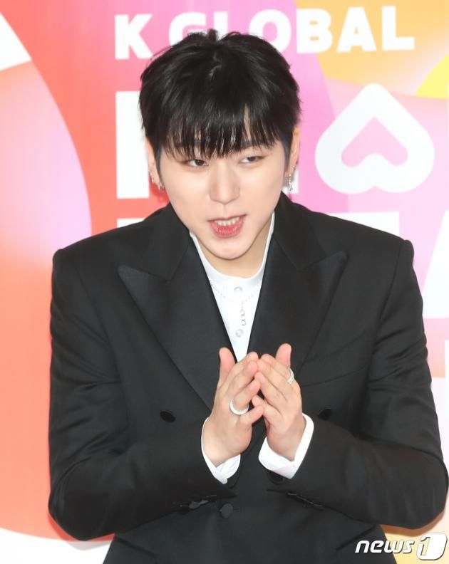 가수 지코가 10일 서울 송파구 올림픽 공원 KSPO돔에서 진행된 ‘2023 K 글로벌 하트 드림 어워즈’ 레드카펫 행사에서 인사를 하고 있다. ⓒ News1 권현진 기자