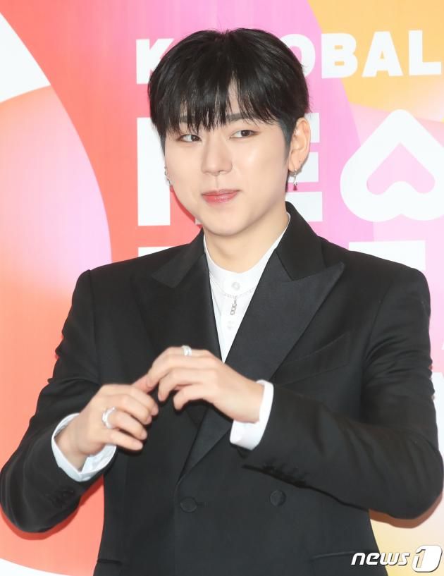 가수 지코가 10일 서울 송파구 올림픽 공원 KSPO돔에서 진행된 ‘2023 K 글로벌 하트 드림 어워즈’ 레드카펫 행사에서 '고양이 하트'를 만들려다 실패한 뒤 웃음을 참고 있다. ⓒ News1 권현진 기자