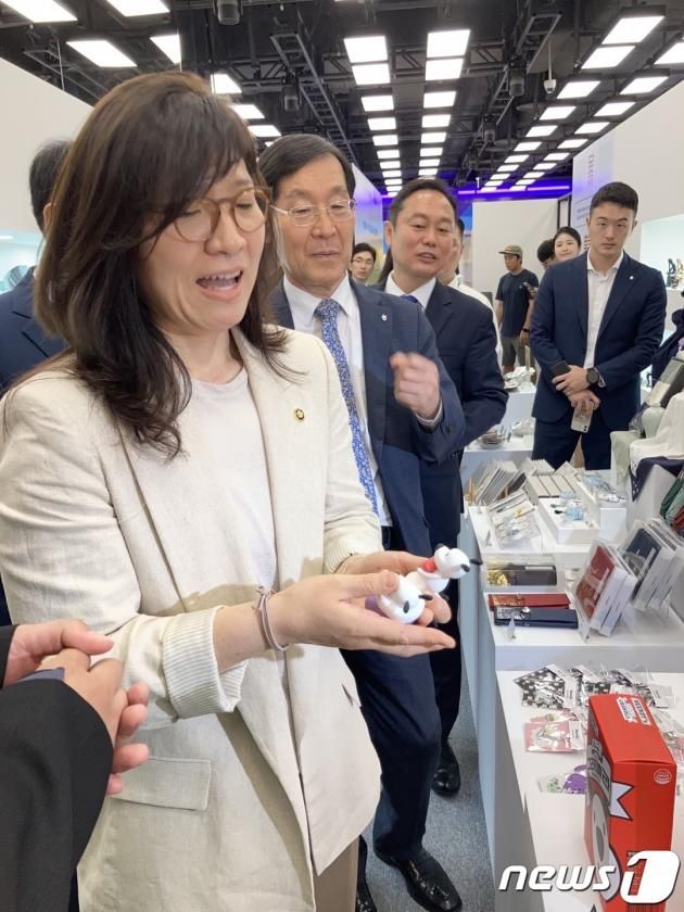 한국방문의해 부스에서 굿즈를 살펴보는 장미란 문화체육관광부 제2차관 ⓒ 뉴스1 윤주영 기자