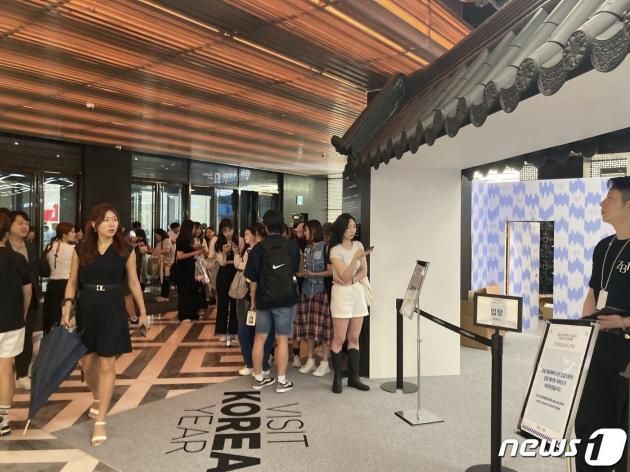 10일 서울 영등포구 더현대서울에 입점한 제로베이스원 팝업스토어 앞 입장 대기줄. ⓒ 뉴스1 윤주영 기자