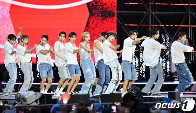 11일 오후 서울 마포구 서울월드컵경기장에서 열린 ‘2023 새만금 세계스카우트잼버리 K팝 슈퍼 라이브 콘서트’에서 그룹 더보이즈가 공연을 펼치고 있다. 2023.8.11/뉴스1 ⓒ News1 사진공동취재단