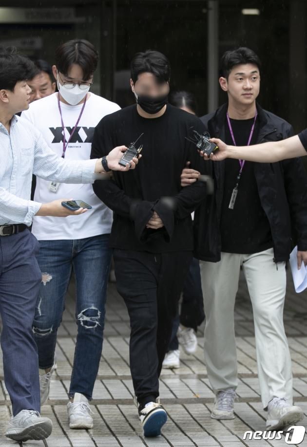 향정신성의약품을 투약한 채 롤스로이스 차량을 몰다 행인을 치어 중상을 입힌 20대 남성 A씨가 11일 오전 서울 서초구 서울중앙지방법원에서 열린 구속 전 피의자심문(영장실질심사)을 마친 후 법정을 나서고 있다. 2023.8.11/뉴스1 ⓒ News1 신웅수 기자