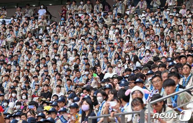 2023 새만금 세계스카우트잼버리 폐영식이 열린 11일 서울 마포구 서울월드컵경기장에서 대원들이 폐영식을 바라보고 있다. 2023.8.11/뉴스1 ⓒ News1 사진공동취재단
