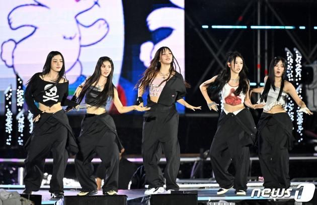 11일 오후 서울 마포구 서울월드컵경기장에서 열린 ‘2023 새만금 세계스카우트잼버리 K팝 슈퍼 라이브 콘서트’에서 그룹 뉴진스의 민지(왼쪽부터)와 다니엘, 혜인, 해린, 하니가 공연을 펼치고 있다. 2023.8.11/뉴스1 ⓒ News1 사진공동취재단