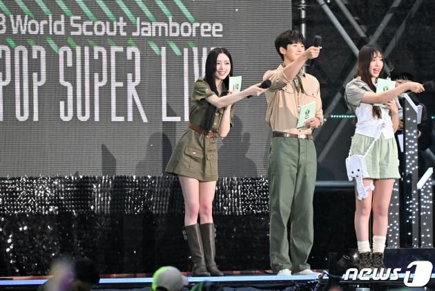 11일 오후 서울 마포구 서울월드컵경기장에서 열린 ‘2023 새만금 세계스카우트잼버리 K팝 슈퍼 라이브 콘서트’에서 있지 유나(왼쪽부터)와 배우 공명, 뉴진스 혜인이 진행을 하고 있다. 2023.8.11/뉴스1 ⓒ News1 사진공동취재단