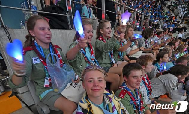 11일 서울 마포구 서울월드컵경기장에서 열린 K팝 슈퍼라이브 콘서트에서 세계 스카우트 대원들이 공연을 즐기고 있다. 2023.8.11/뉴스1 ⓒ News1 사진공동취재단