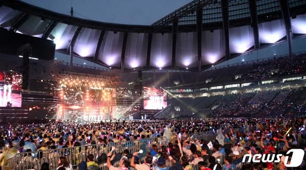 11일 오후 서울 마포구 서울월드컵경기장에서 열린 ‘2023 새만금 세계스카우트잼버리 K팝 슈퍼 라이브 콘서트’에서 대원들이 공연을 즐기고 있다. 2023.8.11/뉴스1 ⓒ News1 사진공동취재단