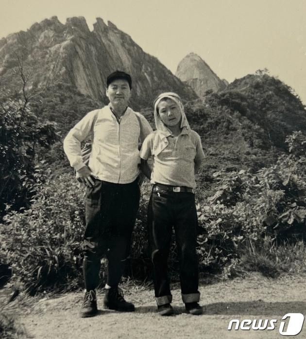 윤석열 대통령의 부친 고 윤기중 연세대 명예교수가 15일 향년 92세를 일기로 별세했다. 사진은 고인과 윤 대통령. (대통령실 제공) 2023.8.15/뉴스1 ⓒ News1 오대일 기자