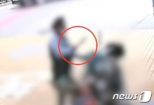 학원가 골목에 오토바이를 세운 뒤 갑자기 가방에서 흉기를 꺼내든 남성. (경찰청 유튜브 갈무리)
