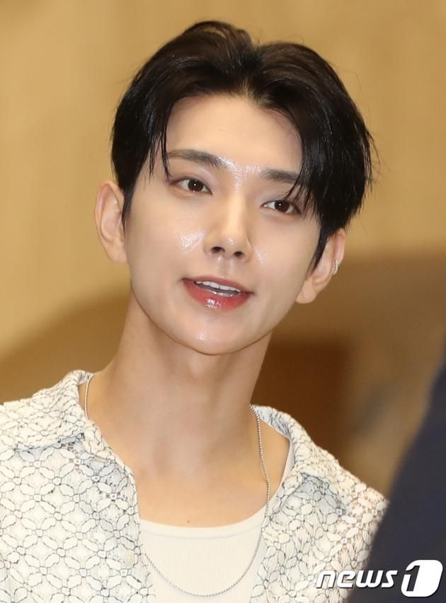 세븐틴 조슈아가 해외 일정을 위해 17일 오후 김포국제공항을 통해 일본으로 출국하고 있다. ⓒ News1 권현진 기자