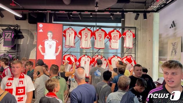 9번 유니폼이 걸려있는 바이에른 뮌헨 MD스토어(빌트 SNS 캡처)