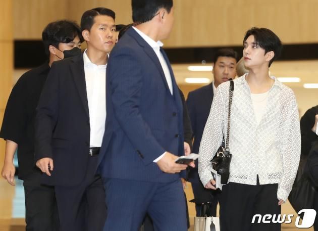 세븐틴 조슈아가 해외 일정을 위해 17일 오후 김포국제공항에 도착해 출국장으로 이동하며 환호하는 팬을 바라보고 있다. ⓒ News1 권현진 기자