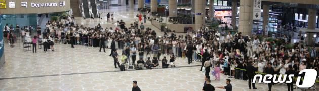 17일 오후 김포국제공항은 세븐틴의 출국 모습을 보기 위해 모인 팬으로 북적이고 있다. ⓒ News1 권현진 기자