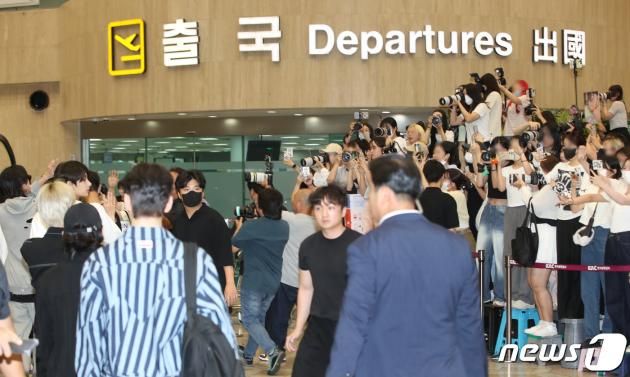 세븐틴이 일본 일정을 위해 17일 오후 김포국제공항에 도착해 팬의 환호를 받으며 출국장으로 이동하고 있다. ⓒ News1 권현진 기자
