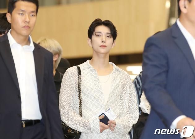 세븐틴 조슈아가 해외 일정을 위해 17일 오후 김포국제공항에 도착해 일본으로 출국하기 위해 이동을 하고 있다. ⓒ News1 권현진 기자