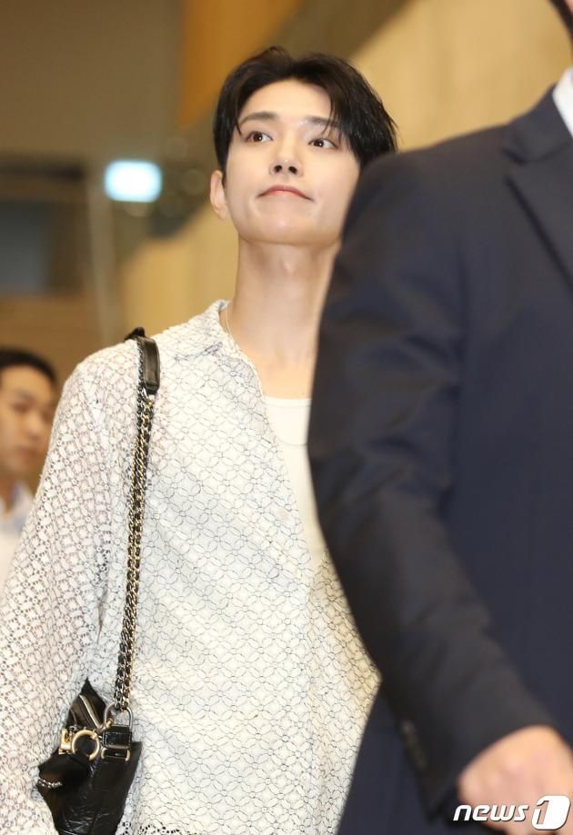 세븐틴 조슈아가 해외 일정을 위해 17일 오후 김포국제공항을 통해 일본으로 출국하고 있다. ⓒ News1 권현진 기자