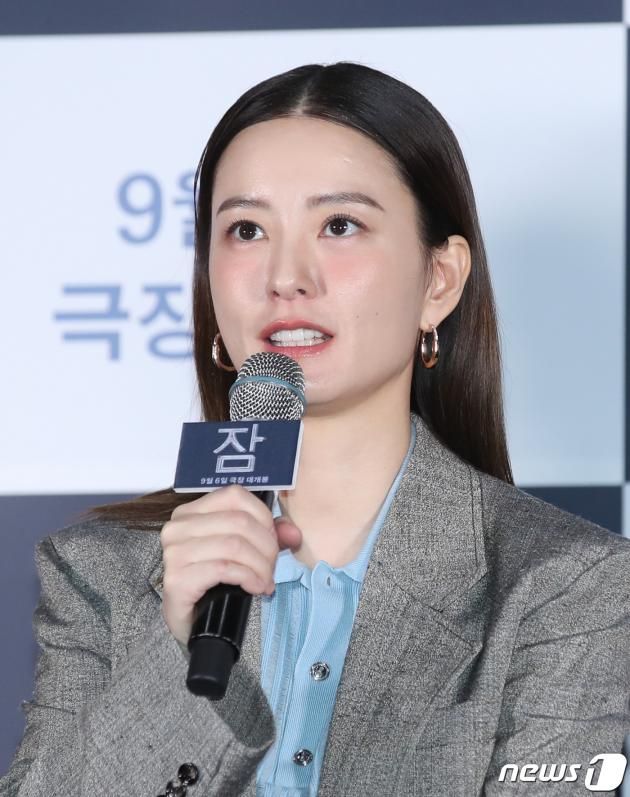 배우 정유미가 18일 오후 서울 광진구 롯데시네마 건대입구에서 열린 영화 '잠' 언론배급시사회에서 인사말을 하고 있다. '잠'은 행복한 신혼부부 현수와 수진을 악몽처럼 덮친 남편 현수의 수면 중 이상행동, 잠드는 순간 시작되는 끔찍한 공포의 비밀을 풀기 위해 애쓰는 두 사람의 이야기를 그린 작품이다. 2023.8.18/뉴스1 ⓒ News1 권현진 기자