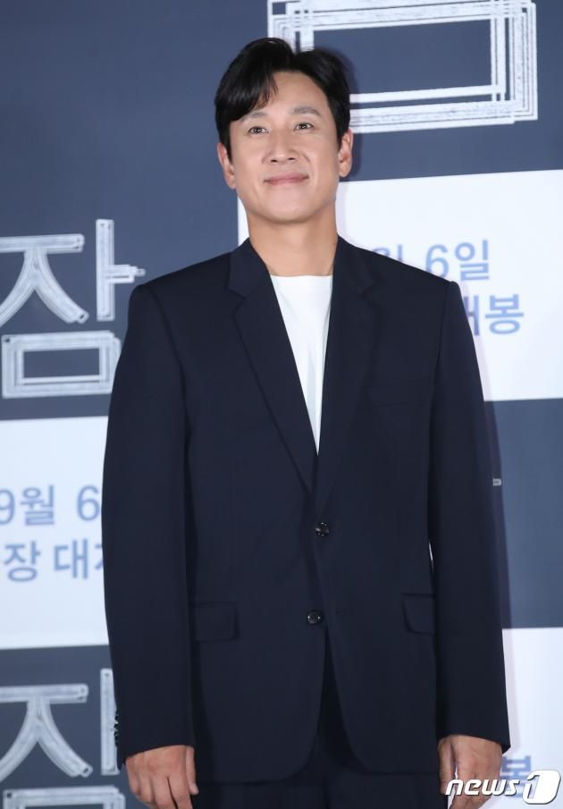 배우 정유미가 18일 오후 서울 광진구 롯데시네마 건대입구에서 열린 영화 '잠' 언론배급시사회에서 포즈를 취하고 있다. '잠'은 행복한 신혼부부 현수와 수진을 악몽처럼 덮친 남편 현수의 수면 중 이상행동, 잠드는 순간 시작되는 끔찍한 공포의 비밀을 풀기 위해 애쓰는 두 사람의 이야기를 그린 작품이다. 2023.8.18/뉴스1 ⓒ News1 권현진 기자