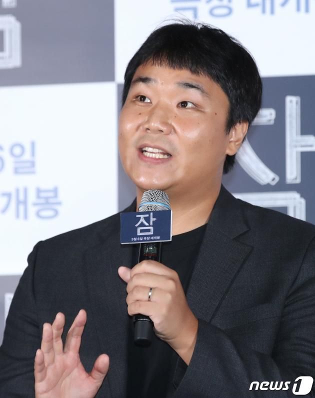 유재선 감독이 18일 오후 서울 광진구 롯데시네마 건대입구에서 열린 영화 '잠' 언론배급시사회에서 인사말을 하고 있다. '잠'은 행복한 신혼부부 현수와 수진을 악몽처럼 덮친 남편 현수의 수면 중 이상행동, 잠드는 순간 시작되는 끔찍한 공포의 비밀을 풀기 위해 애쓰는 두 사람의 이야기를 그린 작품이다. 2023.8.18/뉴스1 ⓒ News1 권현진 기자