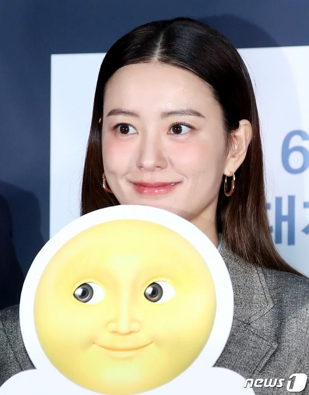 배우 정유미가 18일 오후 서울 광진구 롯데시네마 건대입구에서 열린 영화 '잠' 언론배급시사회에서 포즈를 취하고 있다. '잠'은 행복한 신혼부부 현수와 수진을 악몽처럼 덮친 남편 현수의 수면 중 이상행동, 잠드는 순간 시작되는 끔찍한 공포의 비밀을 풀기 위해 애쓰는 두 사람의 이야기를 그린 작품이다. 2023.8.18/뉴스1 ⓒ News1 권현진 기자