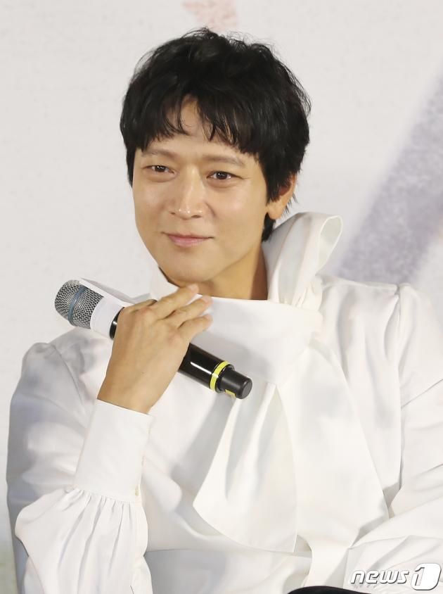 배우 강동원이 22일 오전 서울 용산구 CGV 용산아이파크몰에서 열린 영화 '천박사 퇴마 연구소 : 설경의 비밀’ 제작보고회에 참석해 객석을 응시하고 있다. 미스터리 판타지 액션 ‘천박사 퇴마 연구소 : 설경의 비밀’은 귀신을 믿지 않지만 귀신 같은 통찰력을 지닌 가짜 퇴마사 천박사(강동원)가 지금껏 경험해본 적 없는 강력한 사건을 의뢰 받으며 시작되는 이야기를 그린 작품으로 오는 추석 개봉 예정이다. 2023.8.22/뉴스1 ⓒ News1 김진환 기자