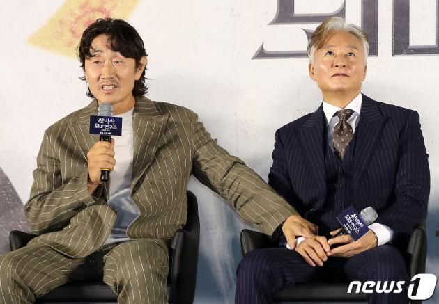 배우 허준호와 김종수(오른쪽)가 22일 오전 서울 용산구 CGV 용산아이파크몰에서 열린 영화 '천박사 퇴마 연구소 : 설경의 비밀’ 제작보고회에 참석해 진행자의 질문에 답변하고 있다. 미스터리 판타지 액션 ‘천박사 퇴마 연구소 : 설경의 비밀’은 귀신을 믿지 않지만 귀신 같은 통찰력을 지닌 가짜 퇴마사 천박사(강동원)가 지금껏 경험해본 적 없는 강력한 사건을 의뢰 받으며 시작되는 이야기를 그린 작품으로 오는 추석 개봉 예정이다. 2023.8.22/뉴스1 ⓒ News1 김진환 기자
