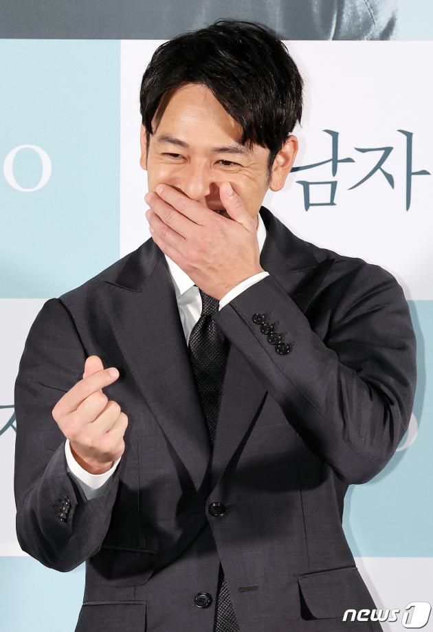 일본 배우 츠마부키 사토시가 25일 오후 서울 광진구 롯데시네마 건대입구에서 열린 영화 ‘한 남자’ 언론시사회에서 포즈를 취하고 있다. ‘한 남자’는 죽은 남편의 이름, 과거 모든 것이 다른 사람의 것이었다는 사실이 밝혀지며 정체가 묘연해진 한 남자 ‘X’의 거짓된 인생을 따라가는 추적 미스터리 영화로 오는 30일 국내 개봉한다. 2023.8.25/뉴스1 ⓒ News1 김진환 기자