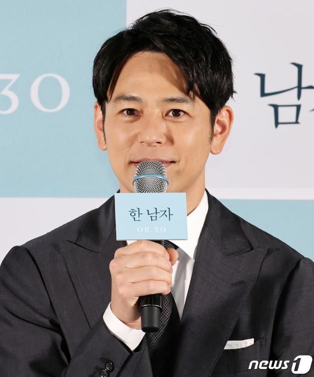 일본 배우 츠마부키 사토시가 25일 오후 서울 광진구 롯데시네마 건대입구에서 열린 영화 ‘한 남자’ 언론시사회에서 인사말을 하고 있다. ‘한 남자’는 죽은 남편의 이름, 과거 모든 것이 다른 사람의 것이었다는 사실이 밝혀지며 정체가 묘연해진 한 남자 ‘X’의 거짓된 인생을 따라가는 추적 미스터리 영화로 오는 30일 국내 개봉한다. 2023.8.25/뉴스1 ⓒ News1 김진환 기자