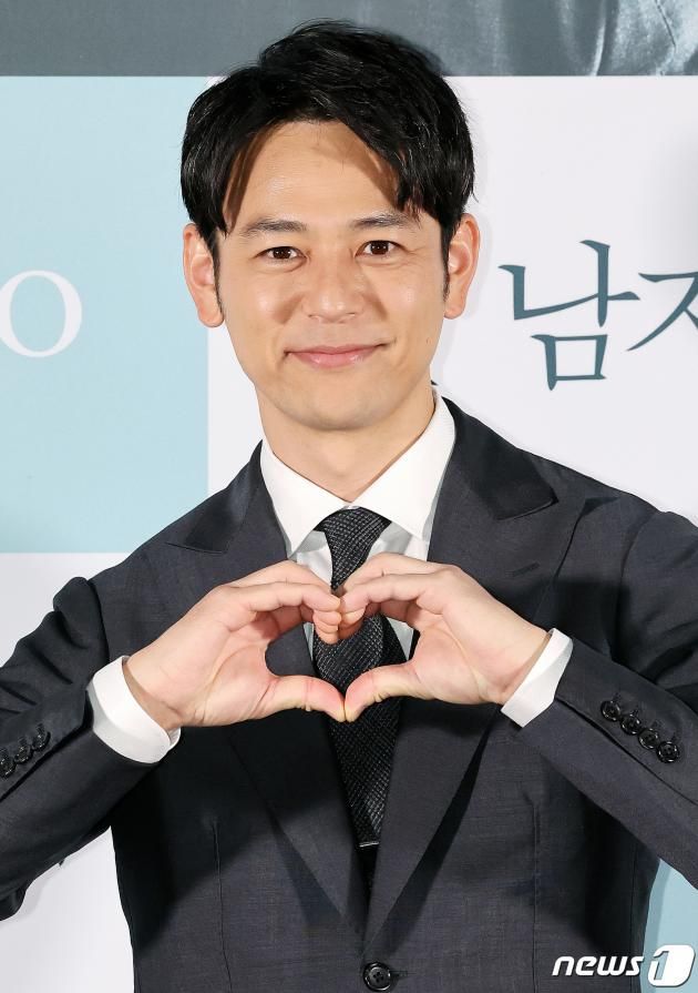 일본 배우 츠마부키 사토시가 25일 오후 서울 광진구 롯데시네마 건대입구에서 열린 영화 ‘한 남자’ 언론시사회에서 포즈를 취하고 있다. ‘한 남자’는 죽은 남편의 이름, 과거 모든 것이 다른 사람의 것이었다는 사실이 밝혀지며 정체가 묘연해진 한 남자 ‘X’의 거짓된 인생을 따라가는 추적 미스터리 영화로 오는 30일 국내 개봉한다. 2023.8.25/뉴스1 ⓒ News1 김진환 기자